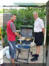 Urs und Paul am BBQ