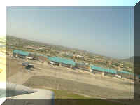 003_Aruba_Flughafen_aus_dem.jpg (17421 Byte)