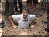 Urs am Einstieg in einen Tunnel in Cu Chi